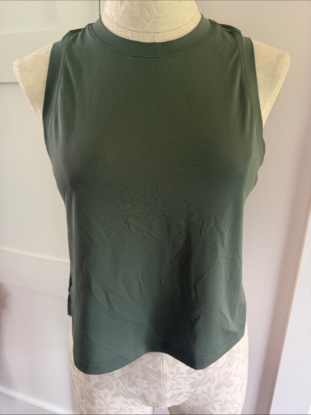 lululemon Ultra light waist length tank top size 6